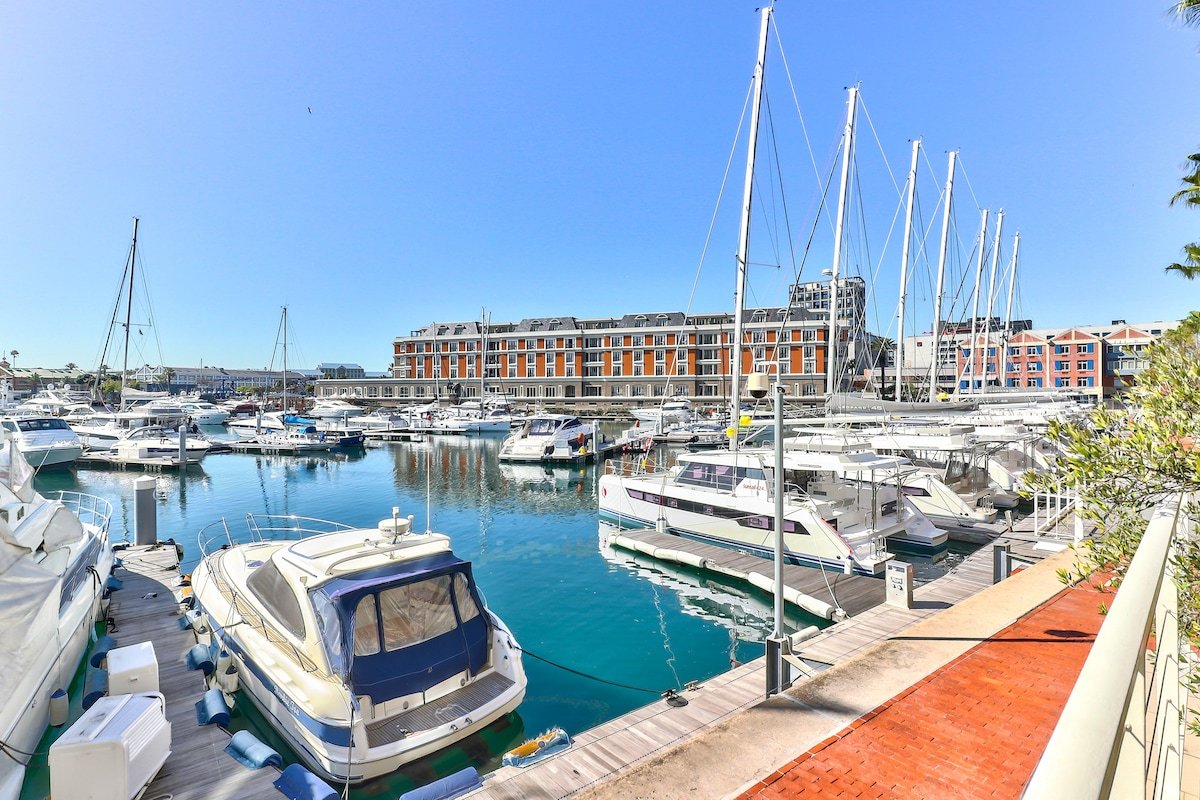 Exquisite 3-Bed Waterfront Living! gallery image 2