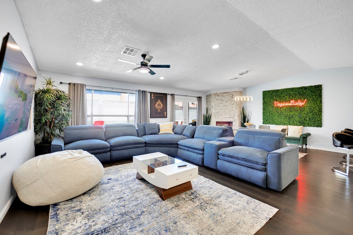 Tranquility next to The Strip. Pool and king bed gallery image 3