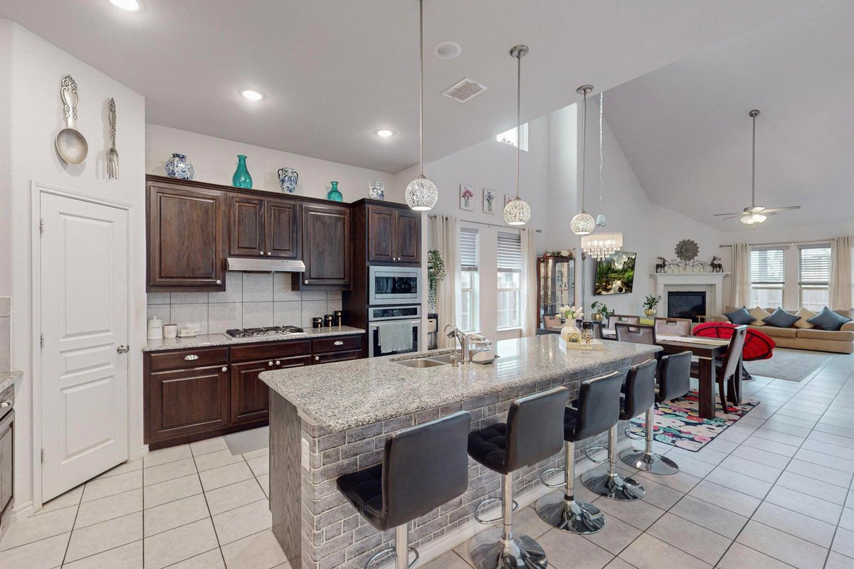 Luxurious 5-Bedroom Retreat with Great Amenities