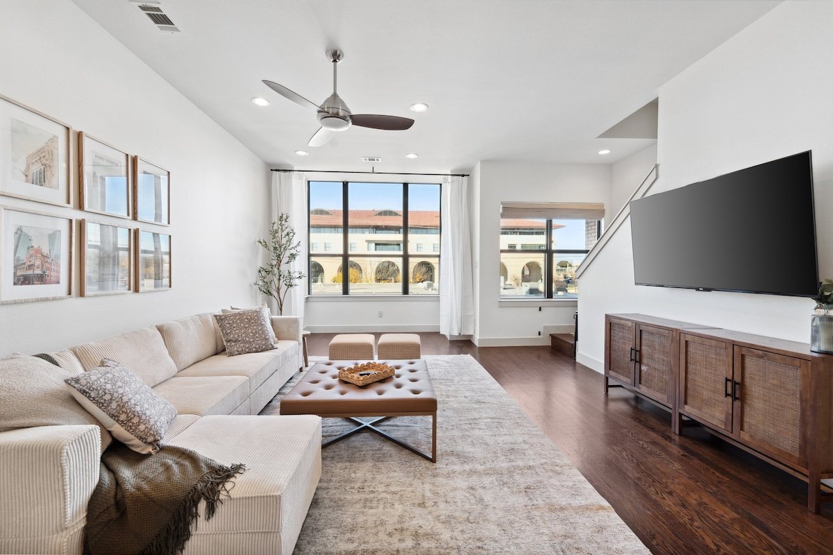 Walk to Magnolia Ave • Luxe Rooftop Patio gallery image 5