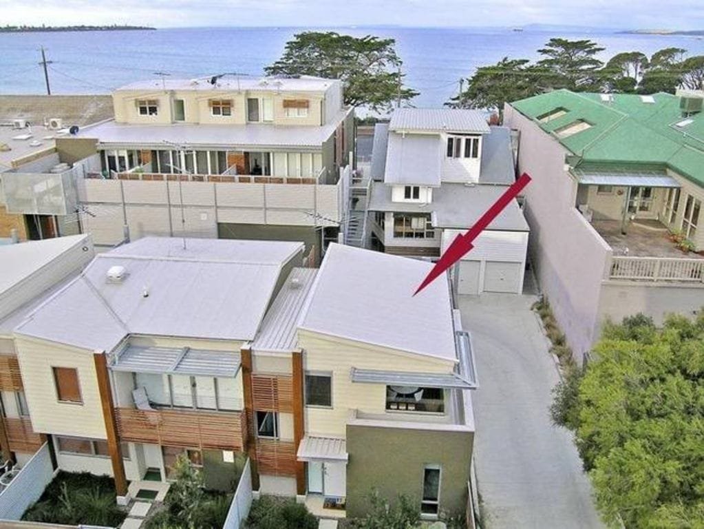 5 Simpson St – Front Beach Townhouse gallery image 2