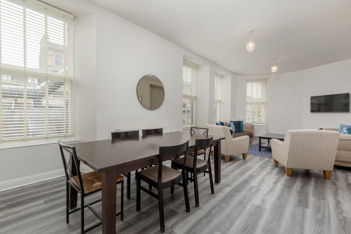 3 bed apartment ideal for Royal Mile & Old Town gallery image 3