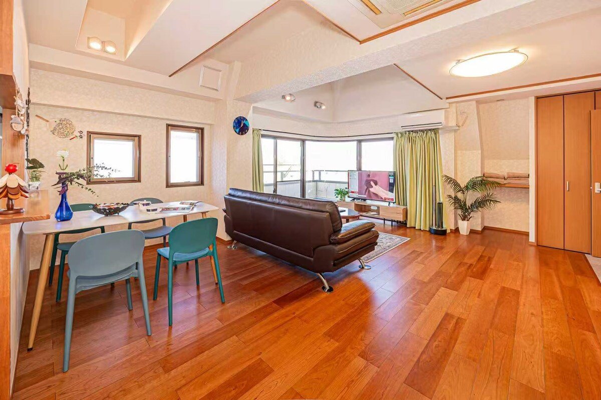 寝室4つと吹き抜け広々リビングのメゾネットタイプのお家です。 gallery image 3