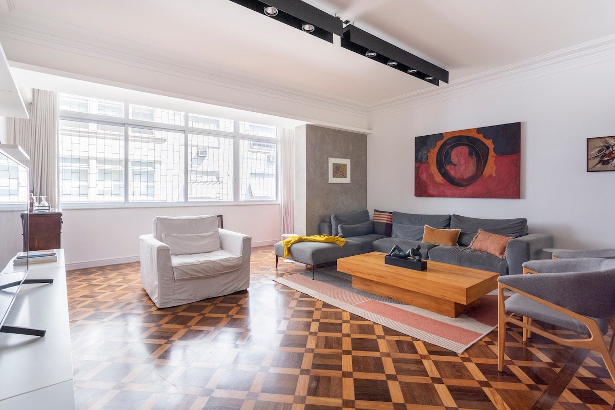 Colorful Art-Inspired Retro Chic Apartment gallery image 2