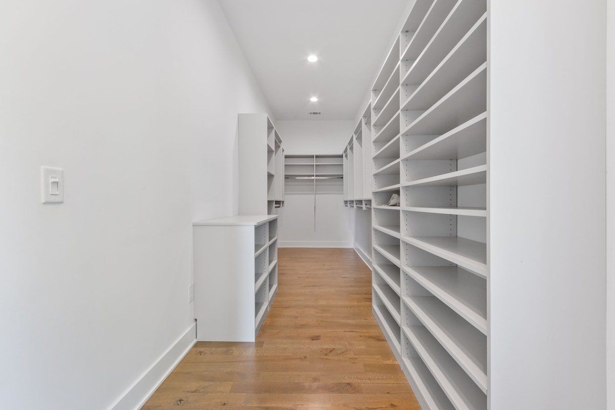 Luxe Modern 4 bdrm/4.5bath w Private pool.Sleeps 8 gallery image 4