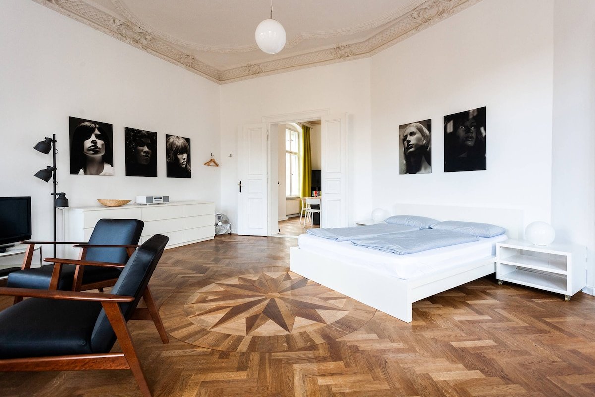 1,700 sq ft – 3 bedroom in the center of Berlin gallery image 3