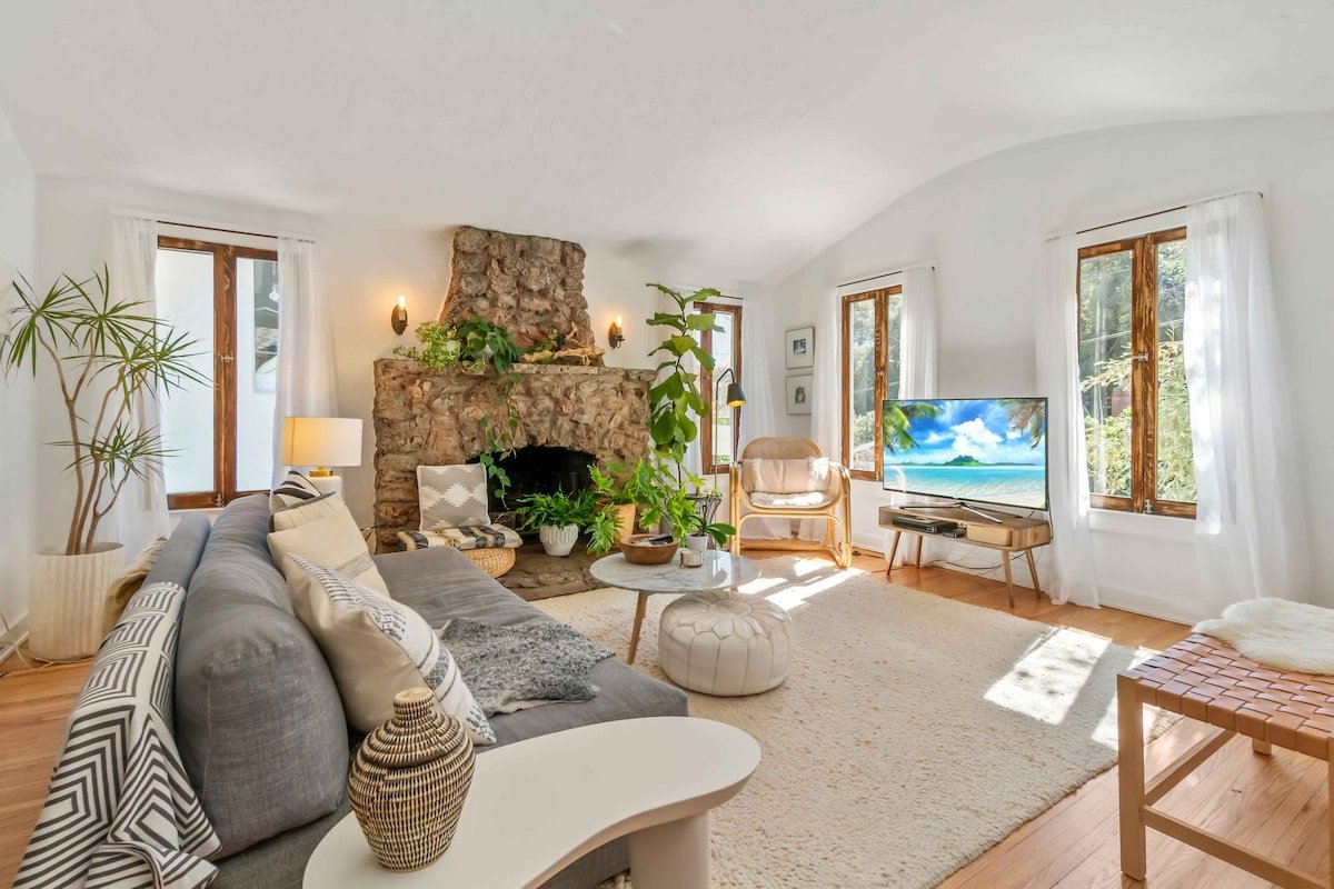 Beachwood Bungalow near Hollywood Sign gallery image 2