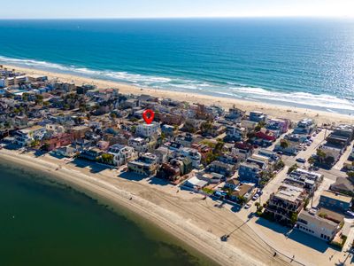 5 Bedrooms! Views-BBQ-Parking-Beach+Bay Access