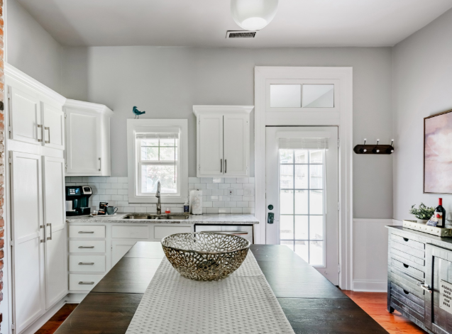 Downtown Private Backyard Oasis 5 min to Broadway