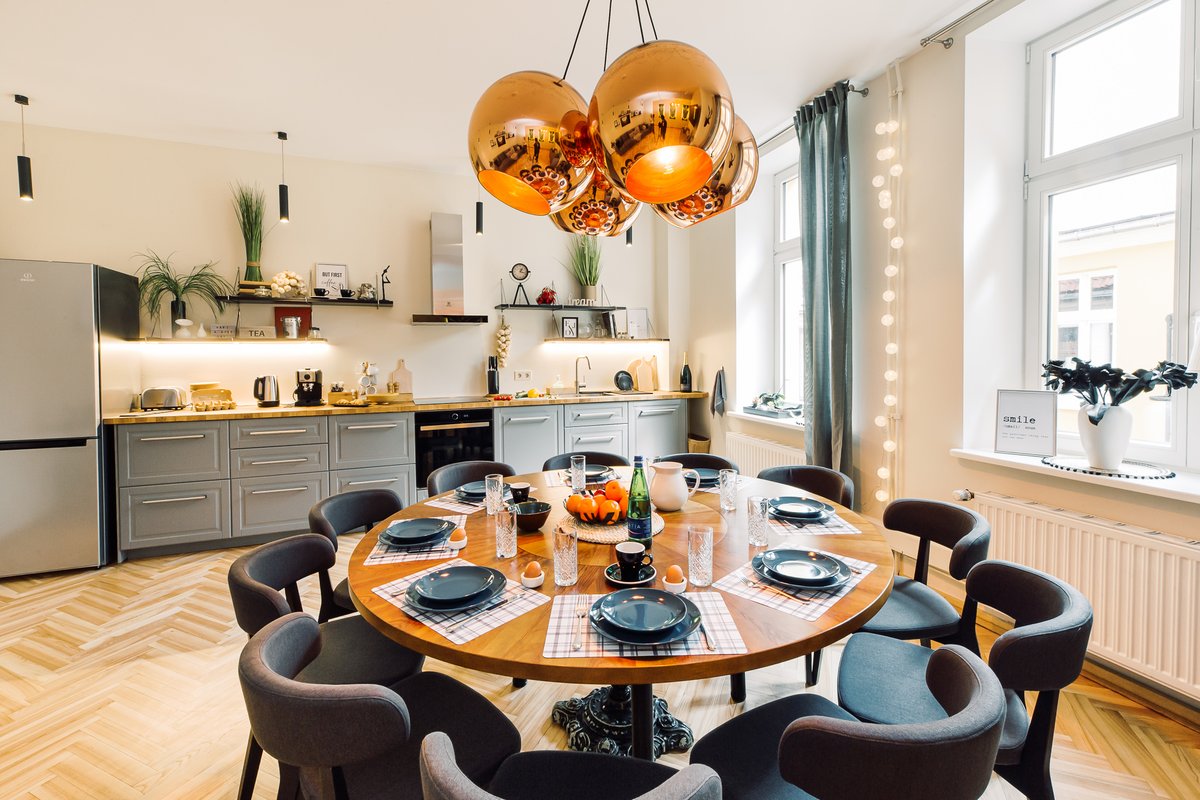 ELVIS Apt/13 guests/6 BR/Self Check-In/Old Riga