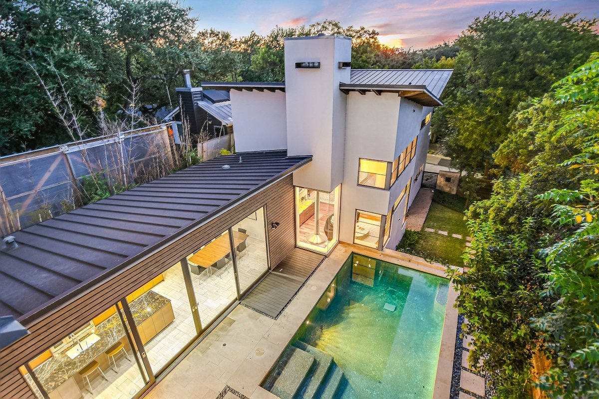 SoCo Heated Pool w Rooftop Hot Tub and City Views gallery image 2