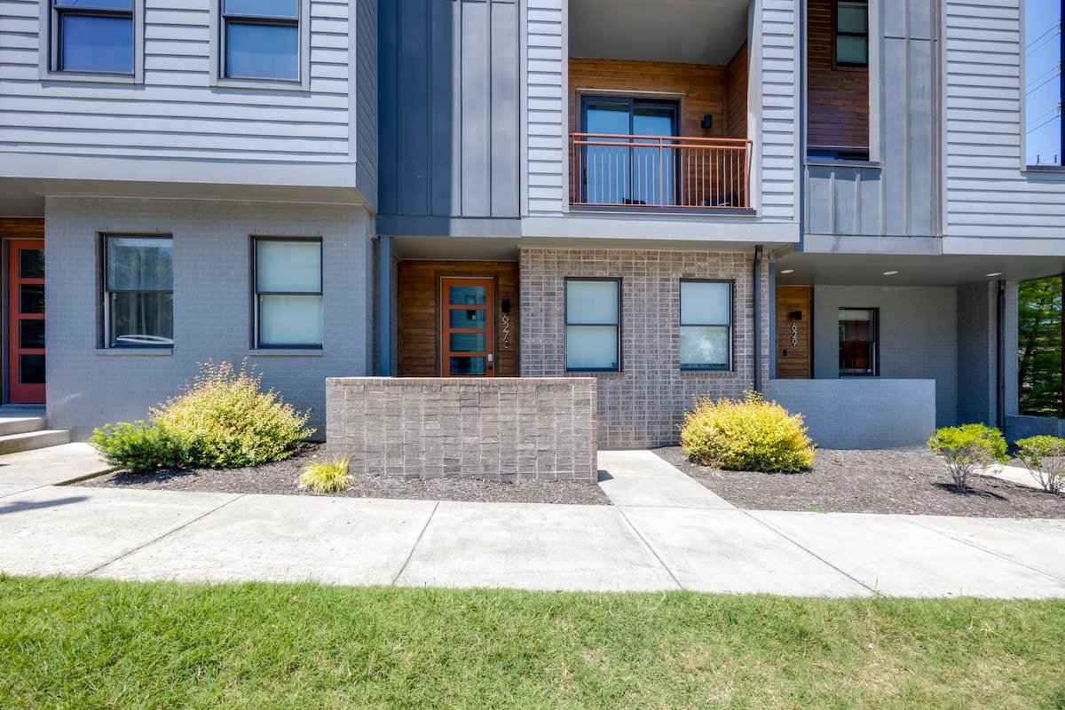 Modern Luxury | Dual Rooftops | Downtown Views gallery image 3