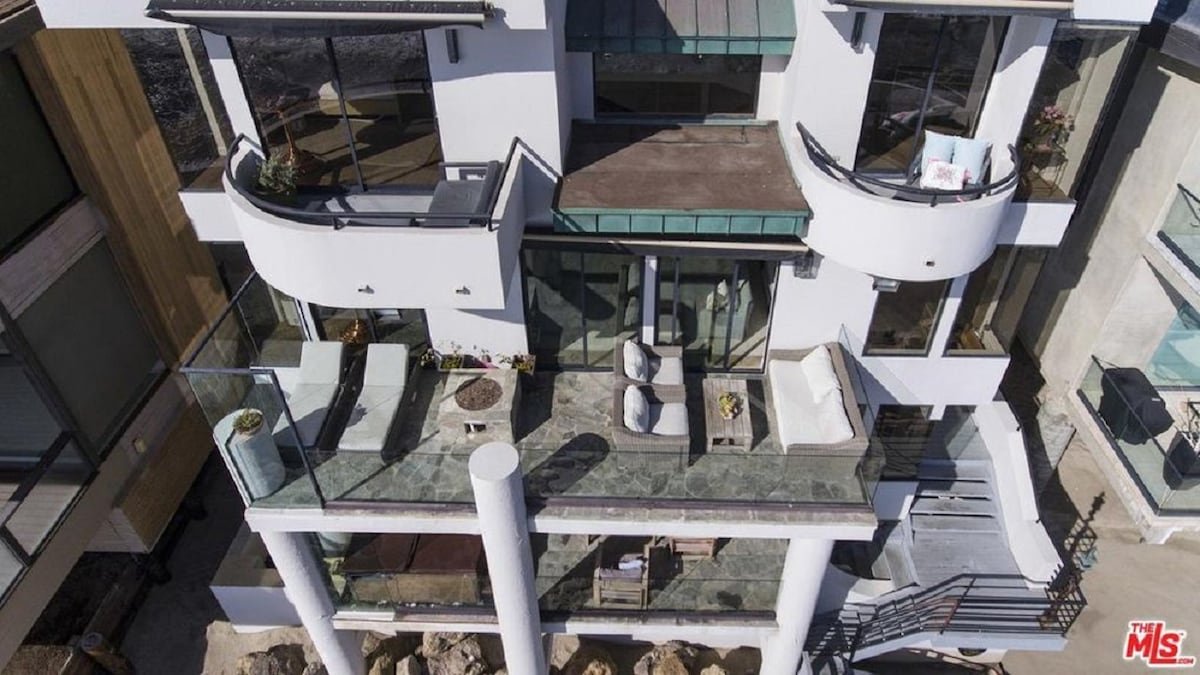 20%Off Ultra Luxurious Malibu Beachfront Penthouse gallery image 5