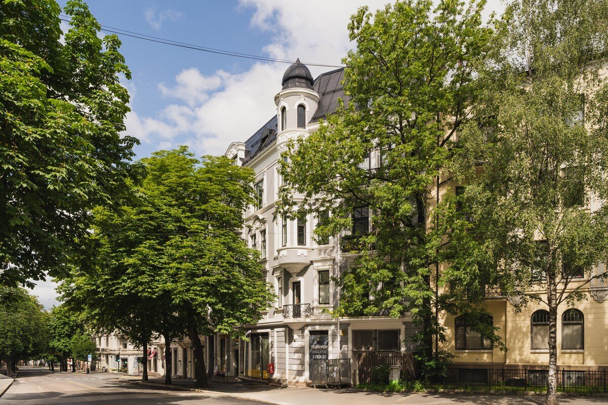 The Art Retreat – 2800 sqft – Parking + Spa gallery image 3