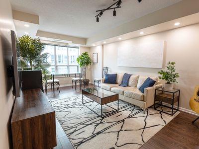 Stylish 2 Bedroom w/Free Parking – 1 min to Subway