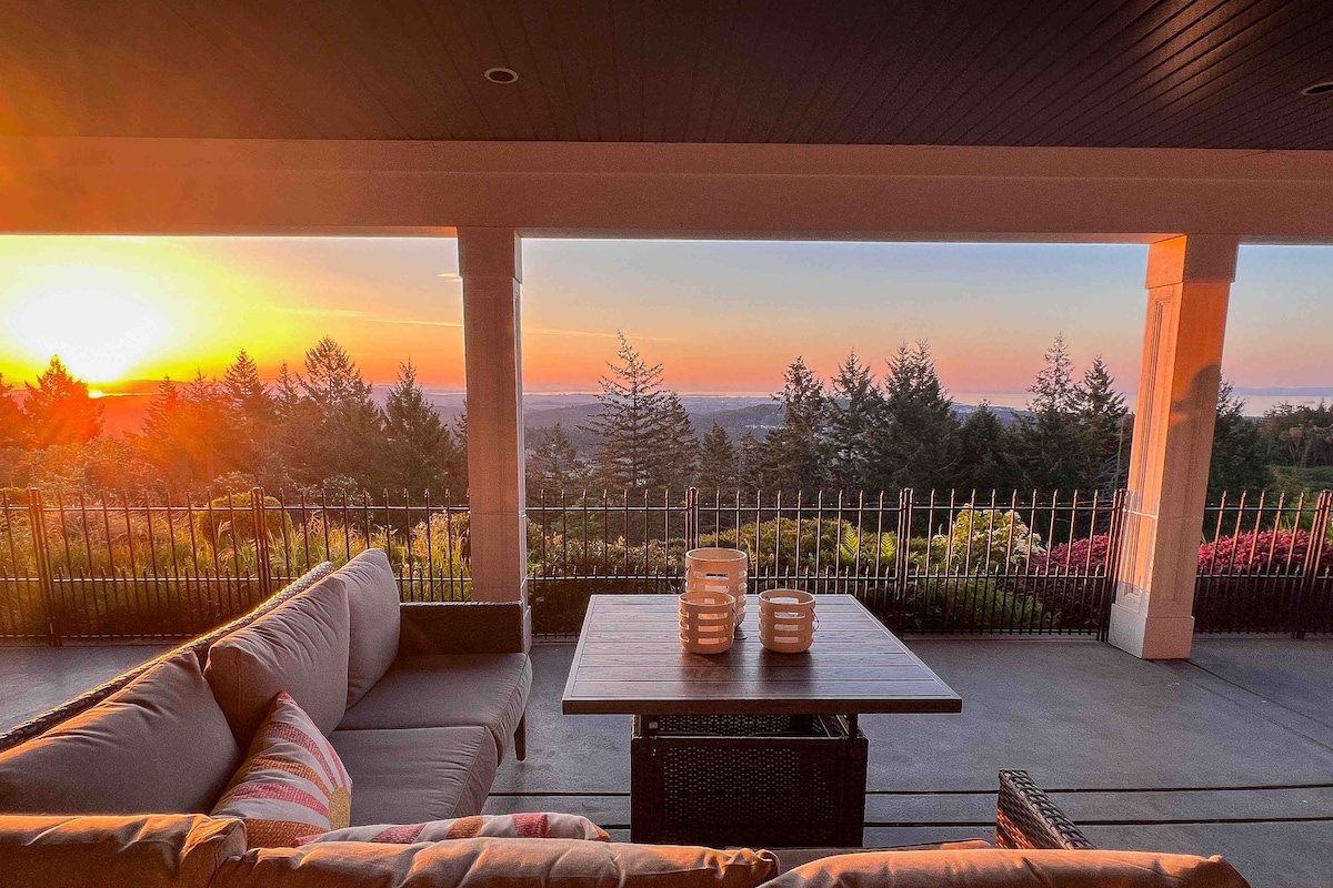 Oriole & Fawn Suite: Unwind with Views & Theatre gallery image 3