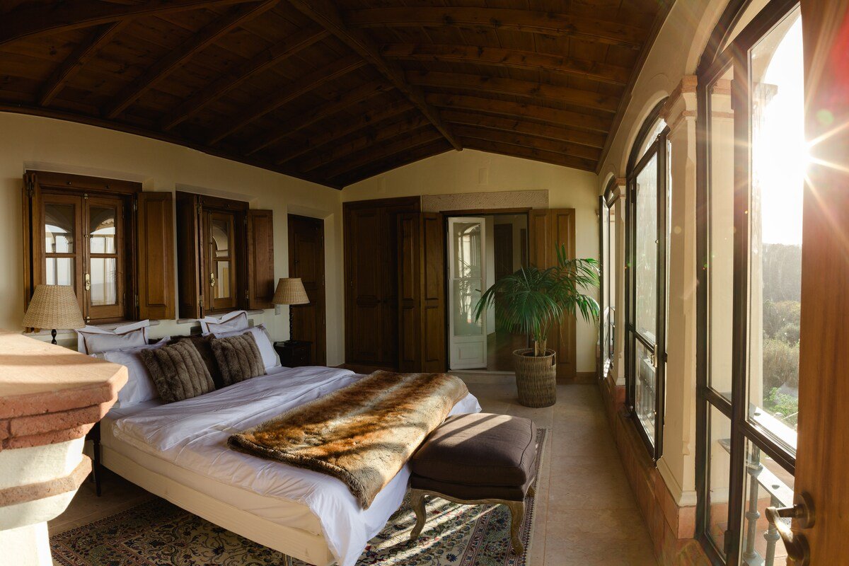 Cozy Christmas Villa, fireplace and magic sparkle gallery image 3