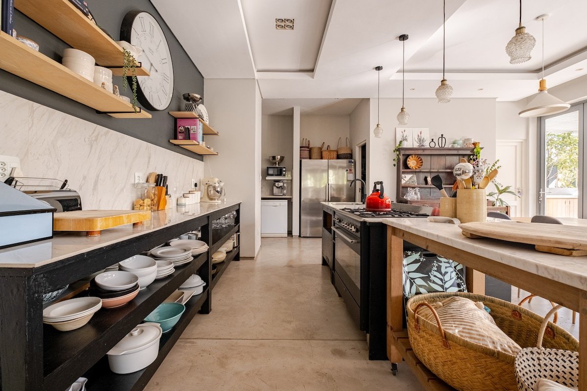 Sun-filled contemporary family home gallery image 4