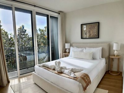 Hollywood View Home | Spacious, Bright & Private