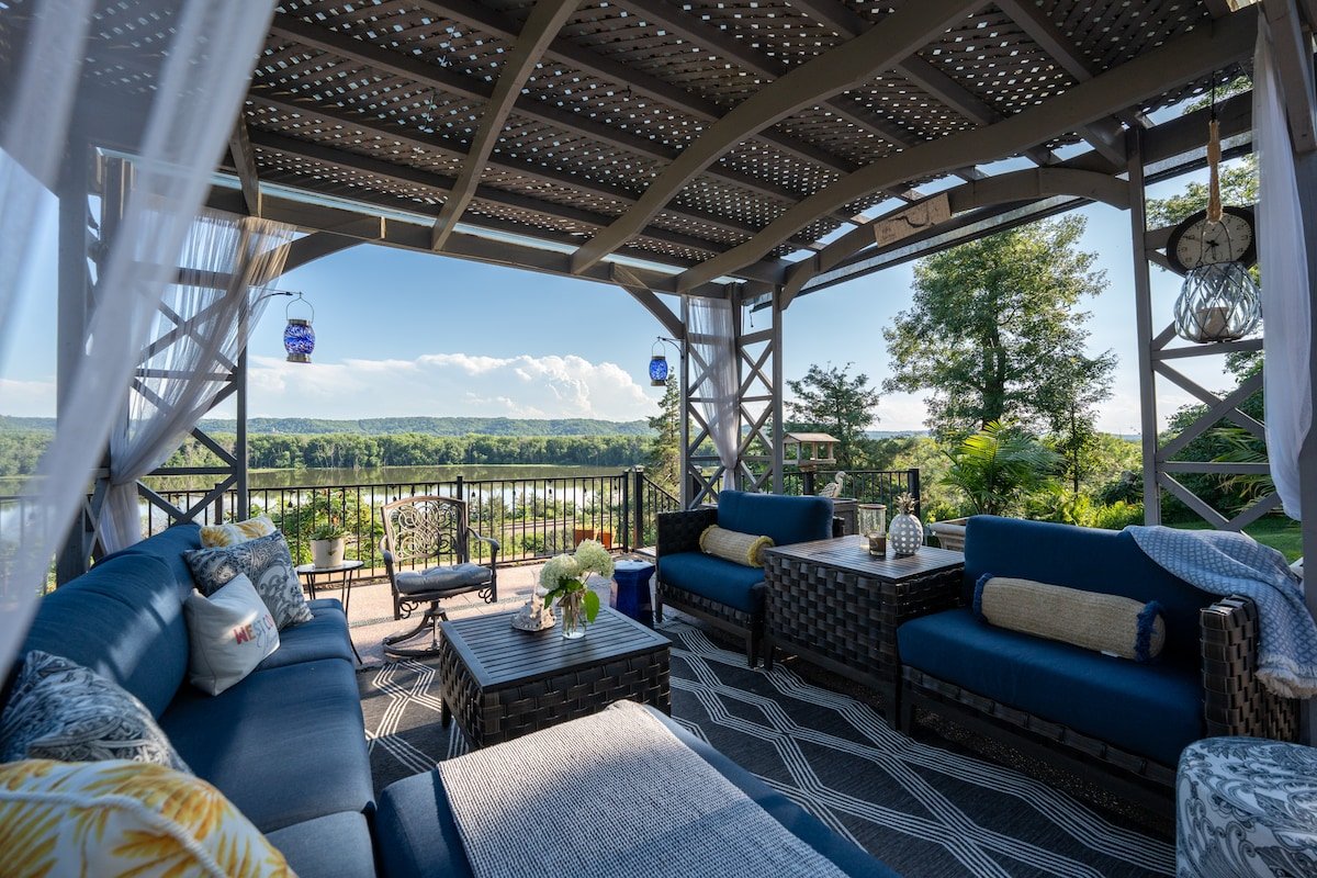 Castle Vue Villa & Outdoor Oasis (River Views) gallery image 2