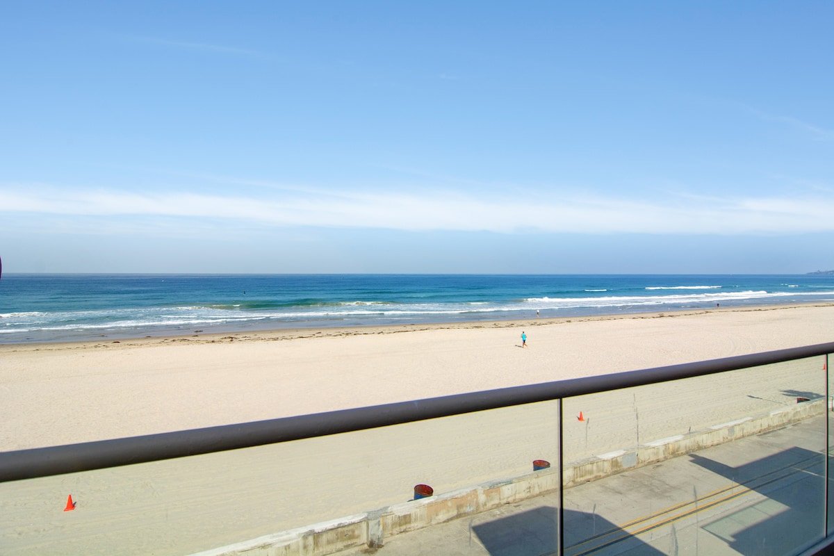 Oceanfront Penthouse: Luxury Views, A/C & Parking! gallery image 3