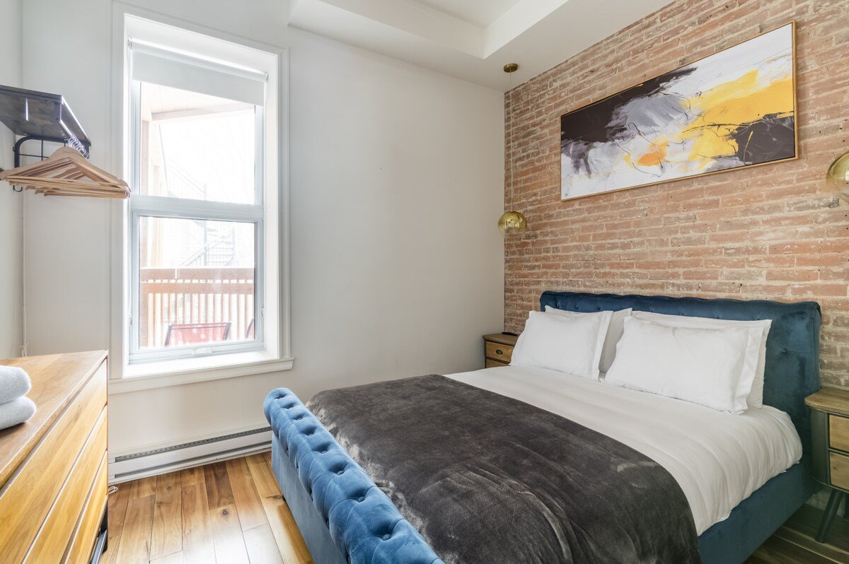 Galeria 1: Stylish 3-BR Retreat in Prime Montreal gallery image 5