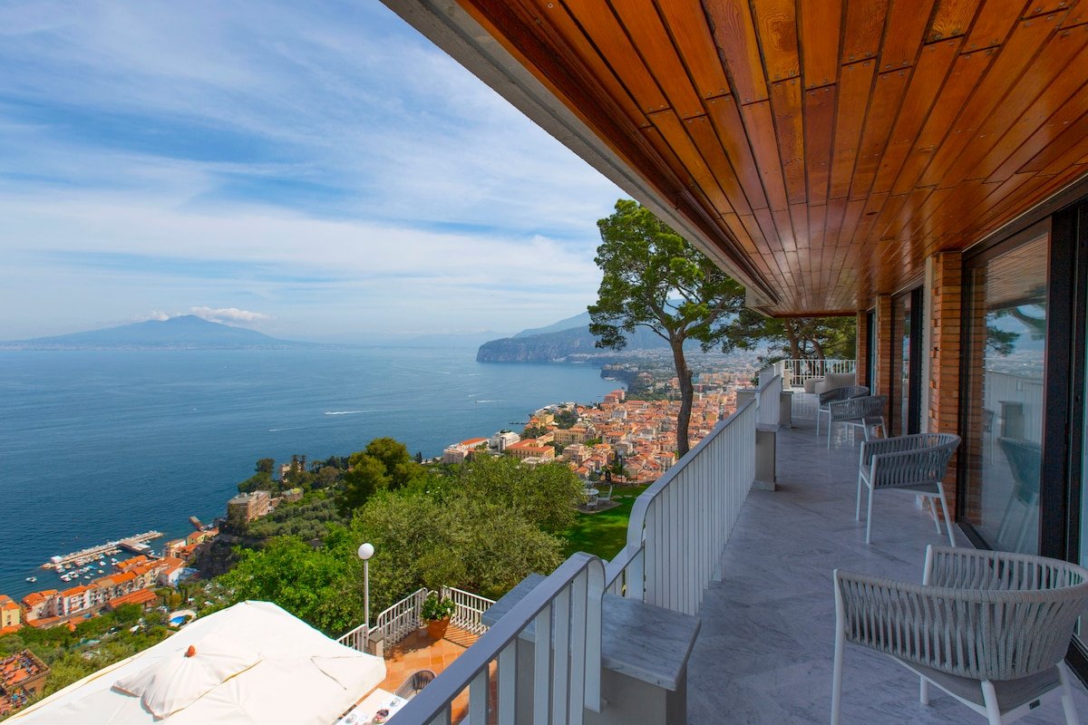 Luxury Villa With Sea View, Sorrento gallery image 3