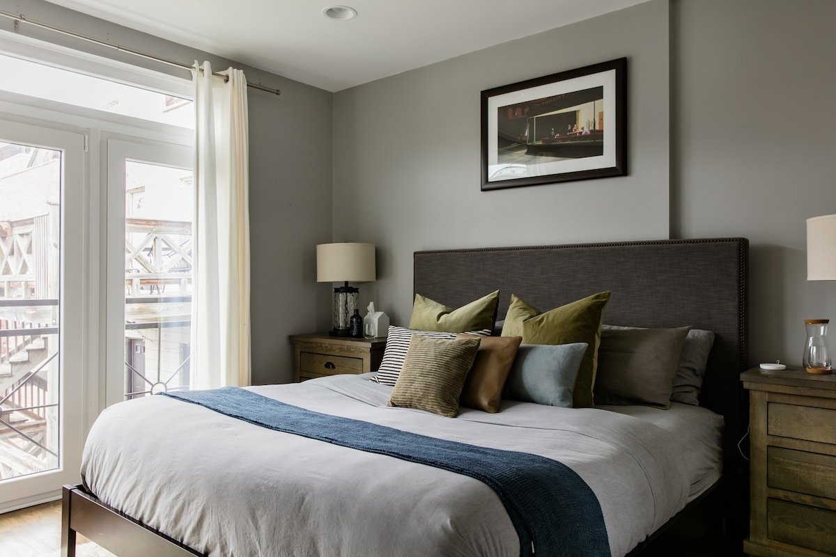 Modern Downtown Home with 5 Baths & Private Garage gallery image 3