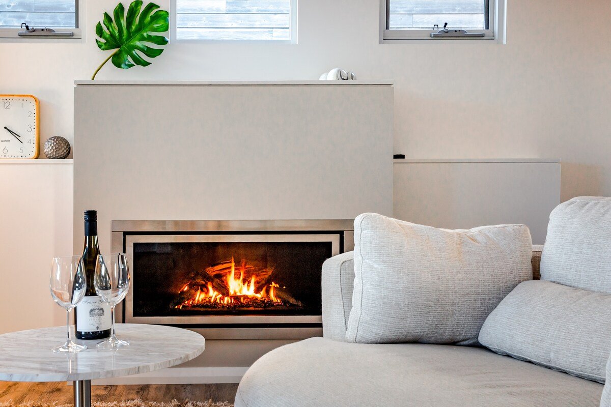 Shore House: Expansive Stunner by the Beach gallery image 4