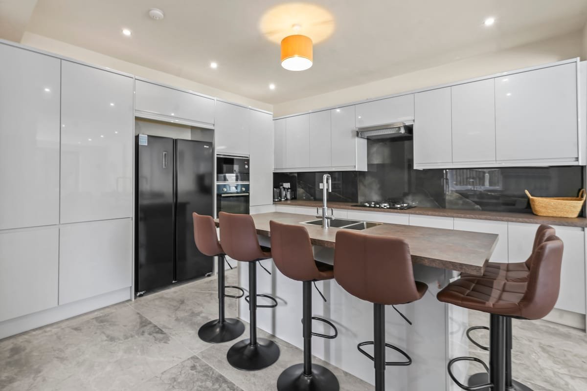 Luxurious 4 bedroom family home gallery image 4