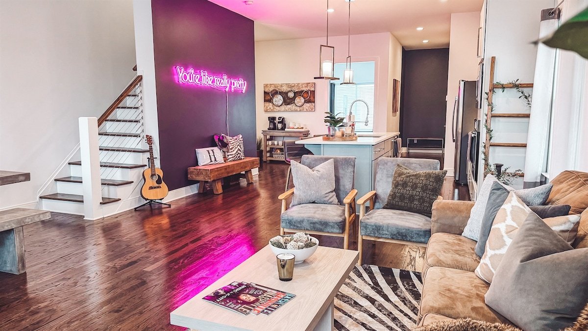 Luxury Gulch Home – 360 Views – Wet Bar Rooftop! gallery image 2