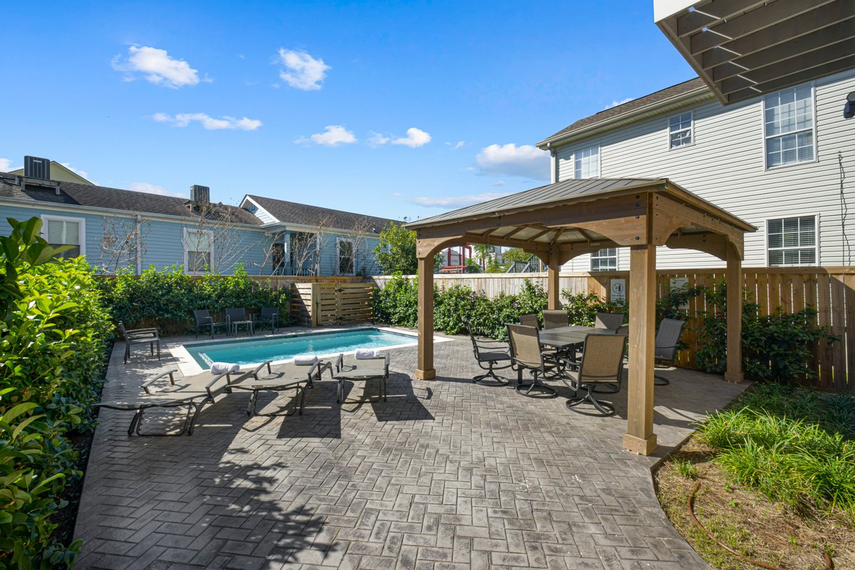 NOLA Luxury- Heated Pool, 5 Bath, Parking & Yard