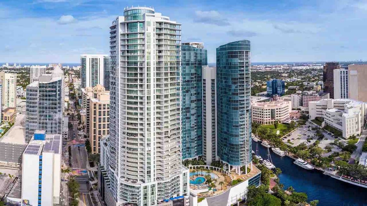 Posh Las Olas River Suite + Yacht gallery image 5