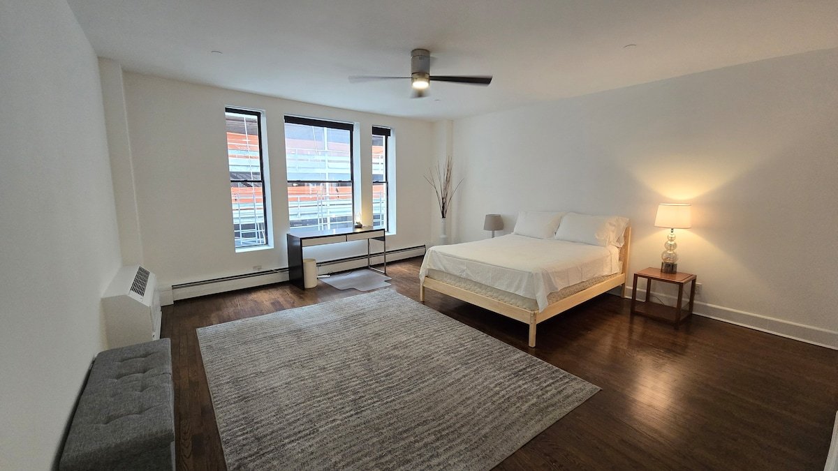 LUX Spacious Elevator Fullfloor apt gallery image 2