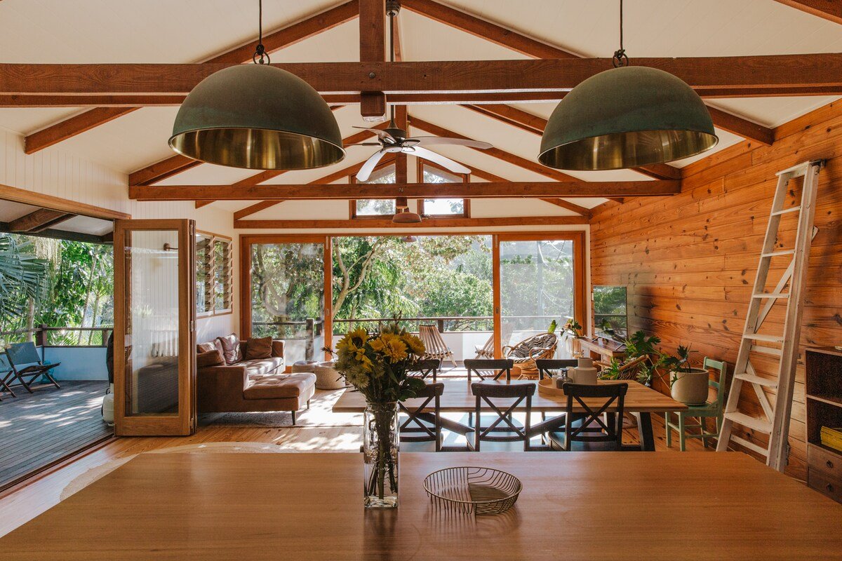 Old 55 Beach House & Studio – Wategos, Luxe, Views gallery image 4
