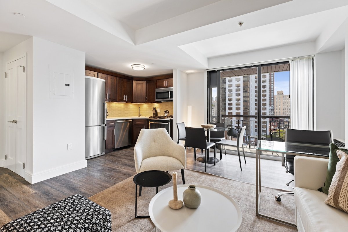 Luxury Two Bed With Private Balcony on the UES gallery image 3