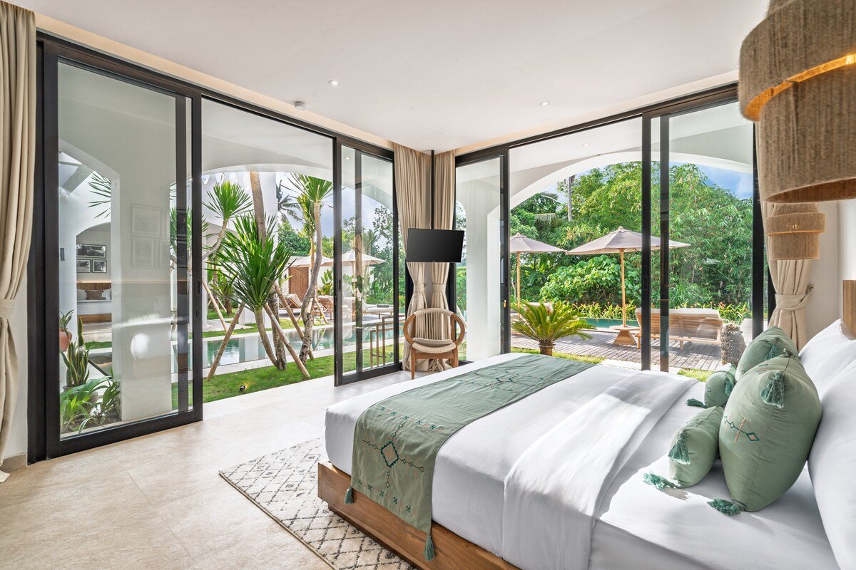 Lizok: Family 5BR Villa w/Infinity Pool, Gym & Spa gallery image 3