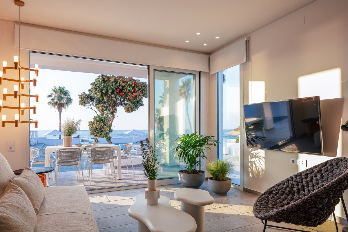 Villa Deluxe beachside retreat gallery image 3