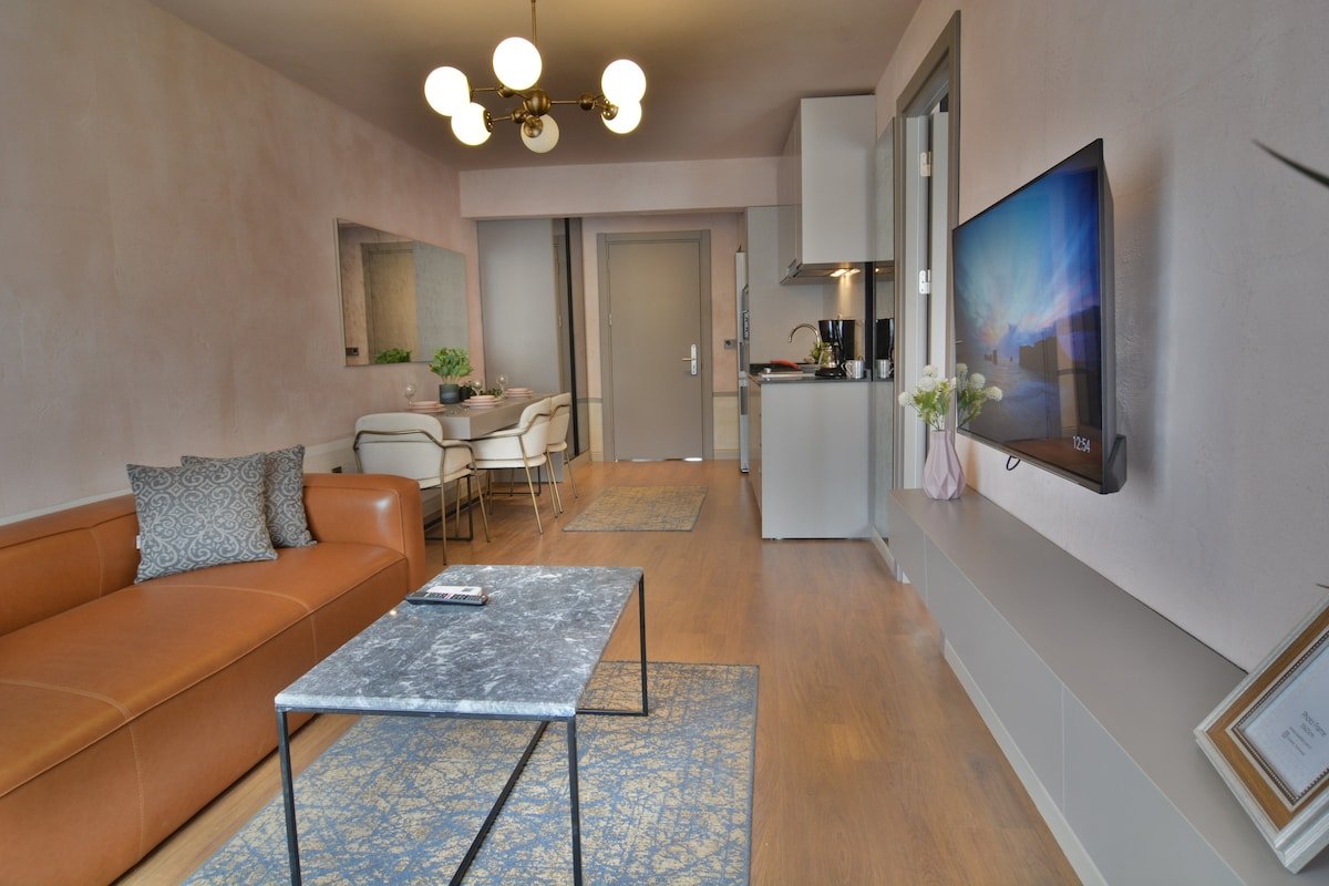 2B Perfect Location/2Jacuzzi gallery image 3