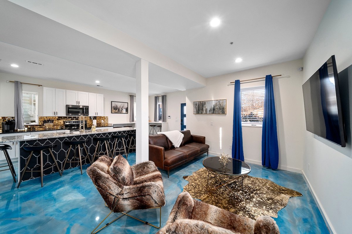 Sleek Sky-Blue#2 -3 Level Townhome Sleeps 11 gallery image 2