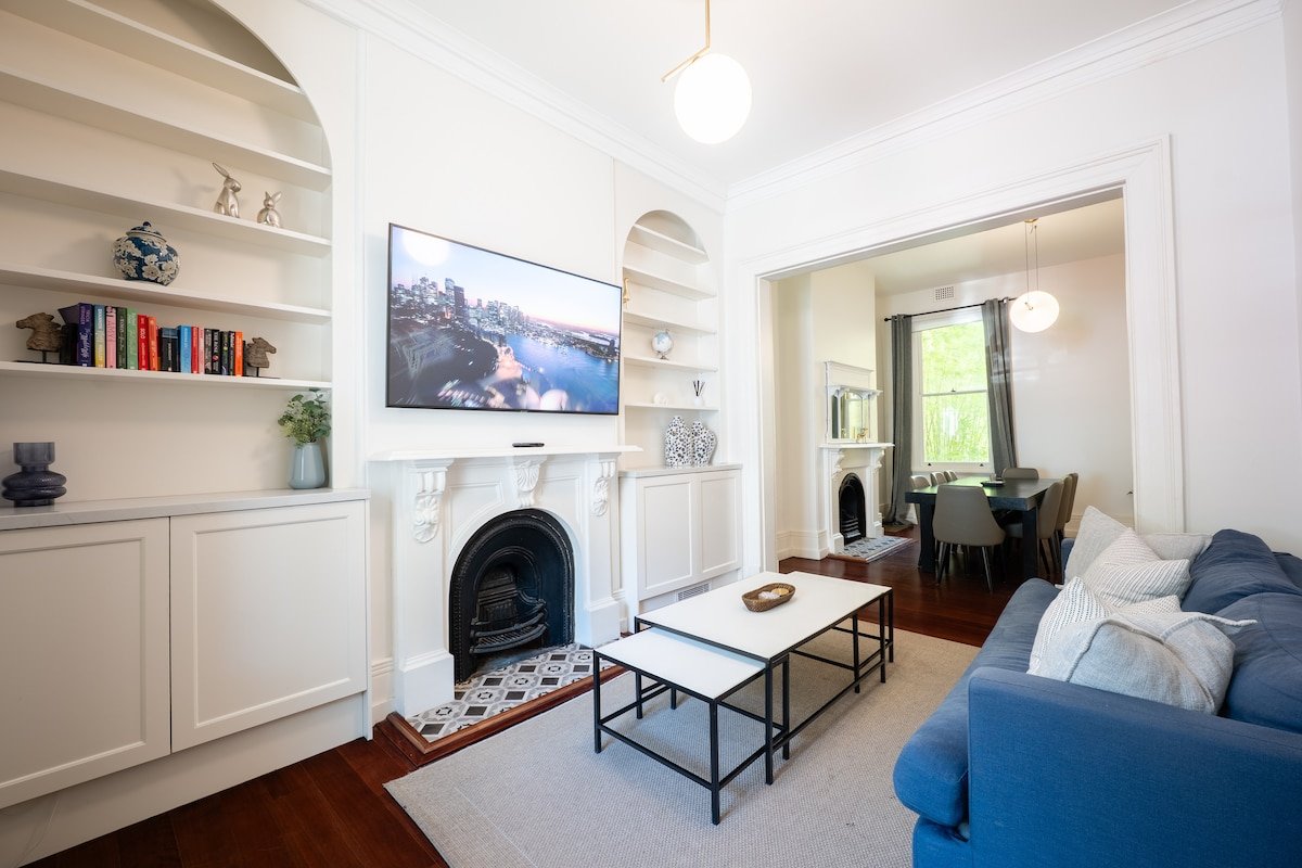 Chic Large 4 Bedroom Water View House @ The Rocks gallery image 2