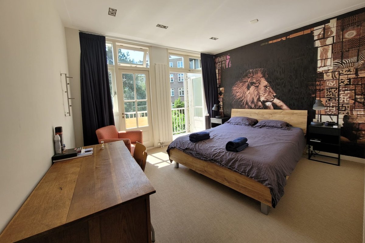 Waterfront apartment with stunning sunset view gallery image 5