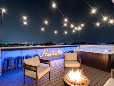 Minutes to Downtown • 17 Beds • Hot Tub • Gameroom