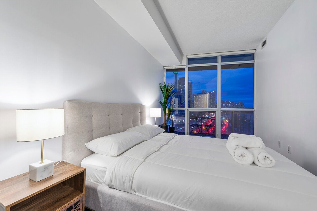 Spacious 2 BR Waterfront Condo w/ $1,000,000 View gallery image 3