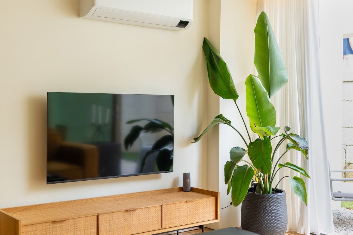 The Dandelion – Luxe 2b with garden + Pool access gallery image 3