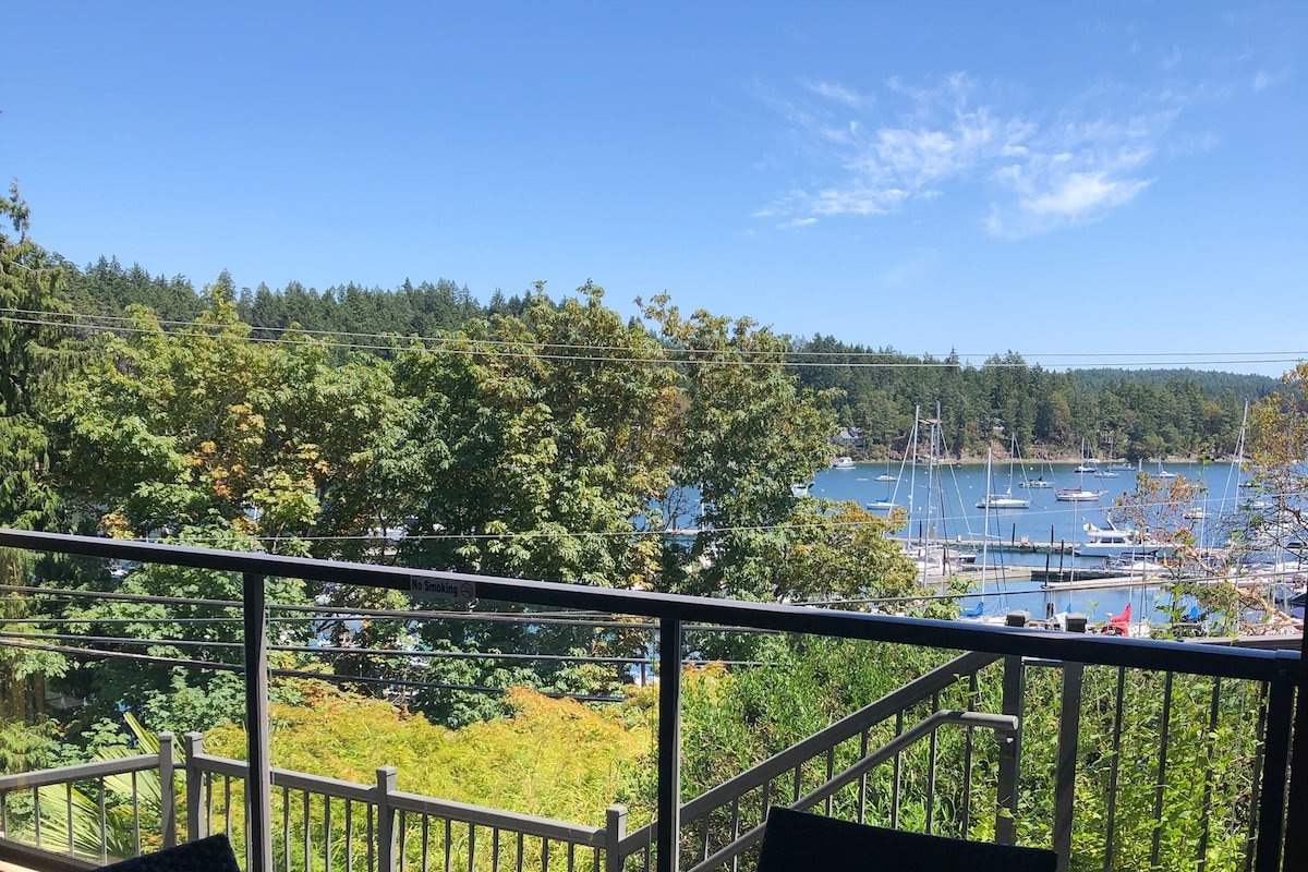 Mariner’s Loft Salt Spring Island 2 BDRM/2BATH gallery image 3