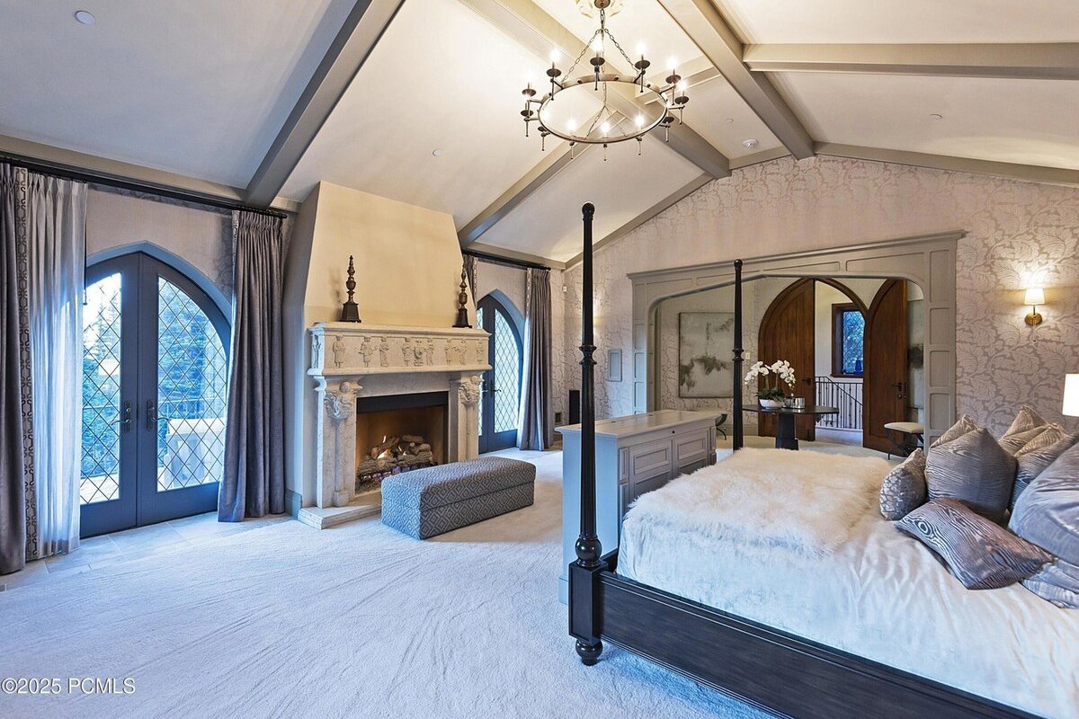 Luxury Colony Ski Castle, Perfect for Ski, Family gallery image 4
