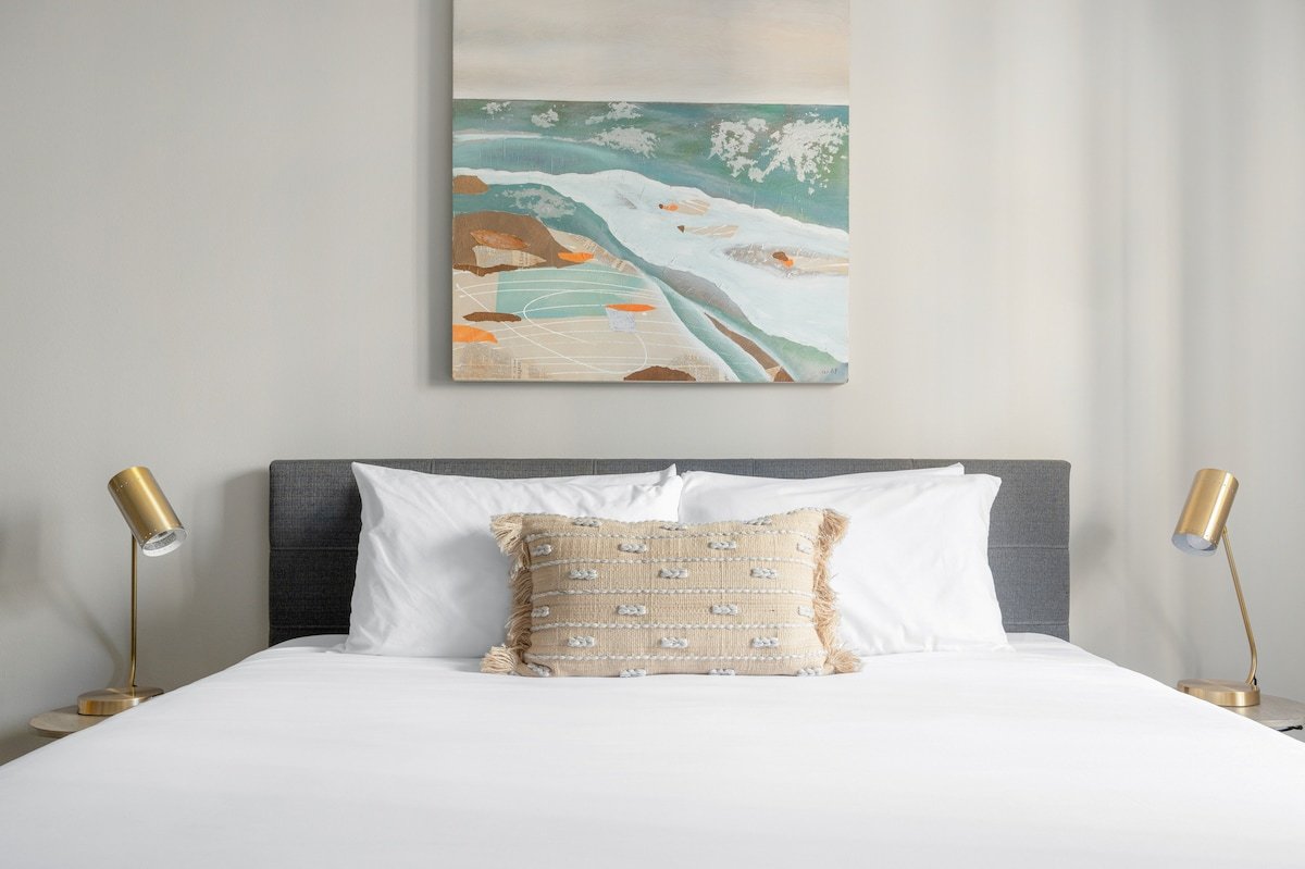 Kasa | Walk to Lincoln Park Zoo | Chicago gallery image 2