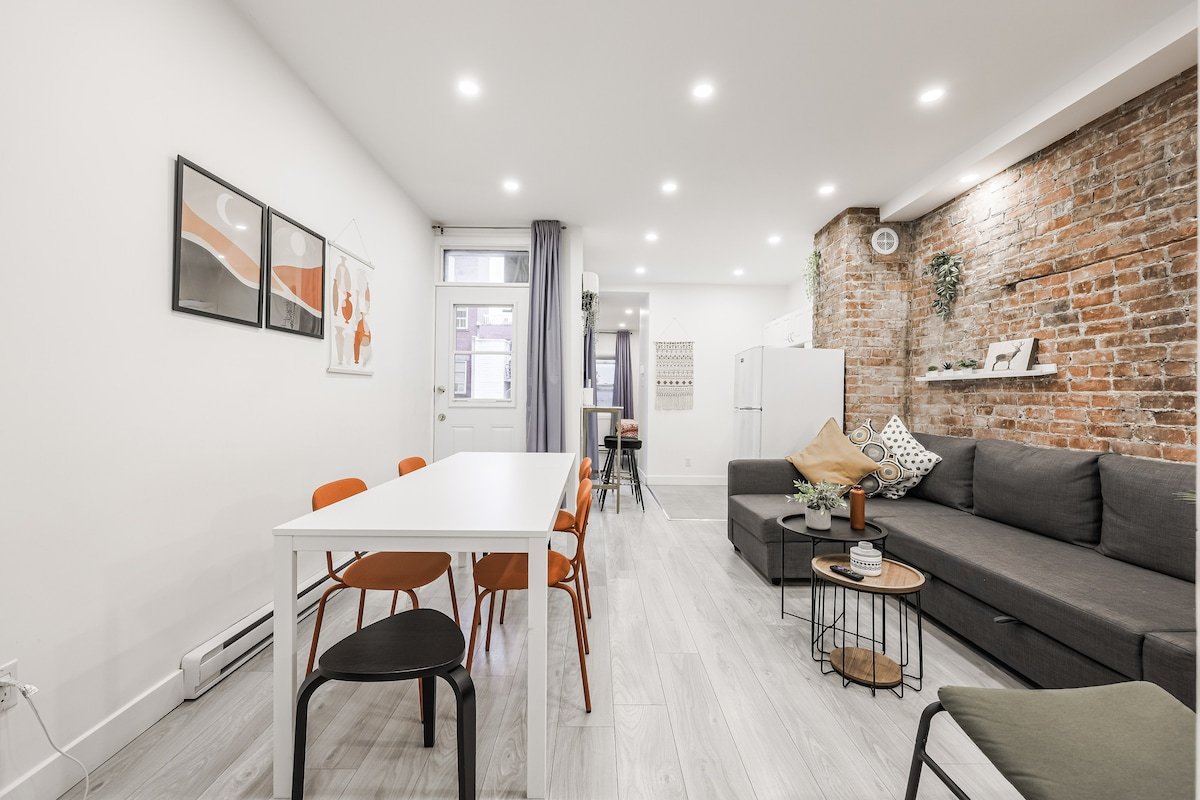 FREE Parking | HUGE Sleeps 17 gallery image 3