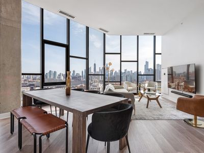 River West 3BR Penthouse Duo: Skyline Comfort